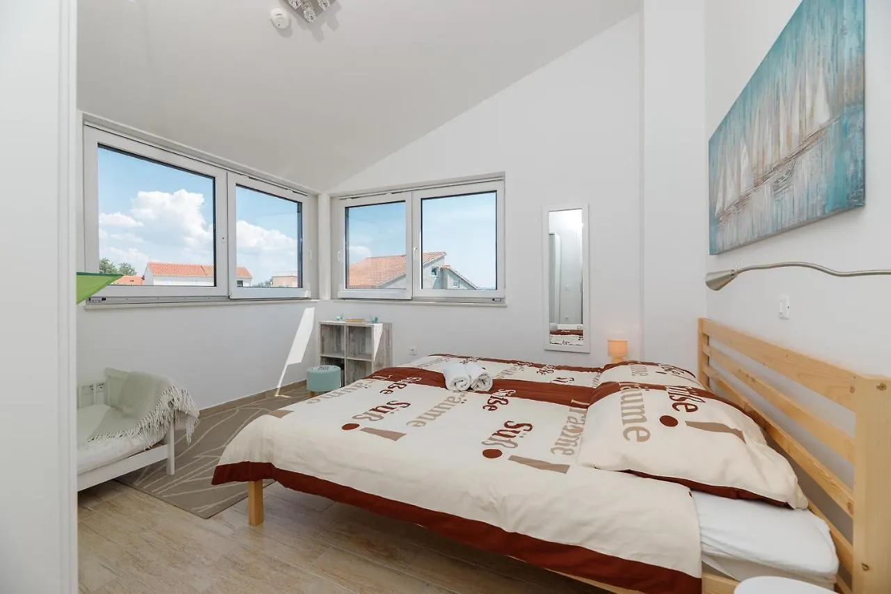 Malo Ferienvilla Privlaka, Pool, Boje, Wi-Fi, Wallbox Privlaka  Croatia